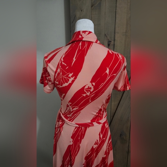 NEW YORK & COMPANY Abstract Print Stretch Wrap Midi Dress In Red/pale Pink. SM - Picture 14 of 15